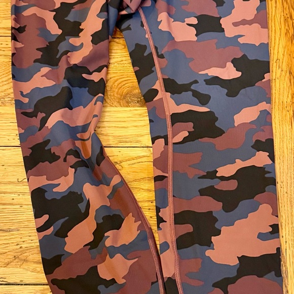 NWOT Lulu lemon women’s camouflage leggings - Picture 3 of 5